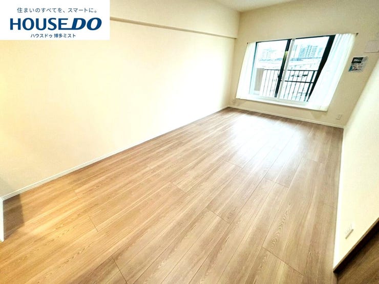 【家族のいやし時間】穏やかな光が入るリビング。忙しい毎日だからこそ、家族と過ごす時間は大切。家族みんなが快適なリビングだから、忙しい朝も、くつろぎの夜も、楽しい時間が過ごせます。