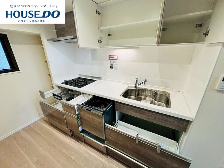 【今日のゴハンは何食べたい?】重たい鍋や大きなフライパンの収納はキッチン下のスライド収納へ。ちょっとした家事の手間を楽にする、家族みんなが使いやすいキッチンです。