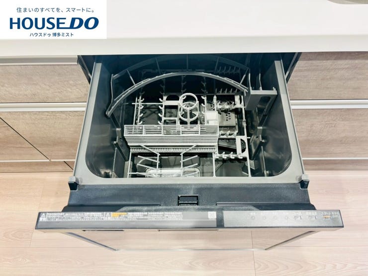 ビルトインタイプで、キッチンと同じカラーにすることにより一体感を持たせた食器洗浄乾燥機。乾燥機能が備わっているため家事の時間が短縮できます。