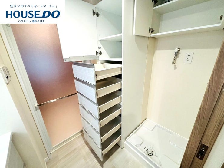 【家族みんなの使いやすさ】お手入れしやすく使いやすい3面鏡付きの洗面台。収納スペースも広く、洗剤や掃除道具をたっぷりと収納できます。