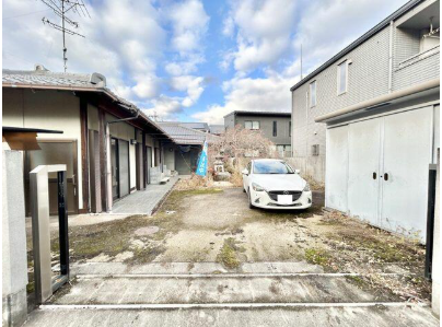 駐車場は現状2~3台ですが、お庭を拡張することで4台に増設することができます!