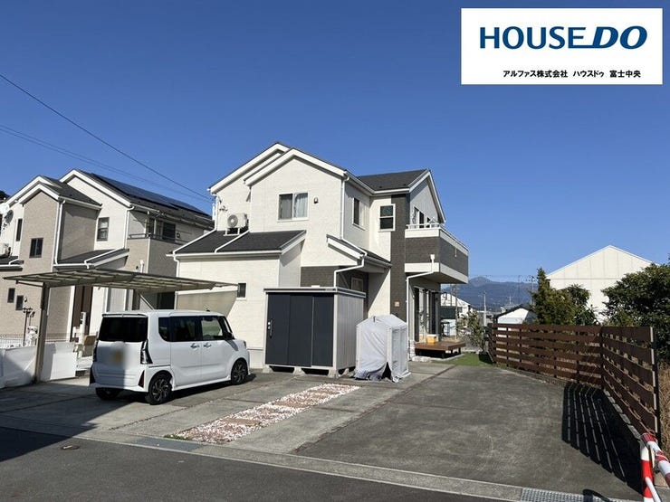 【外観】
築浅4LDK
駐車場は4台駐車可能です