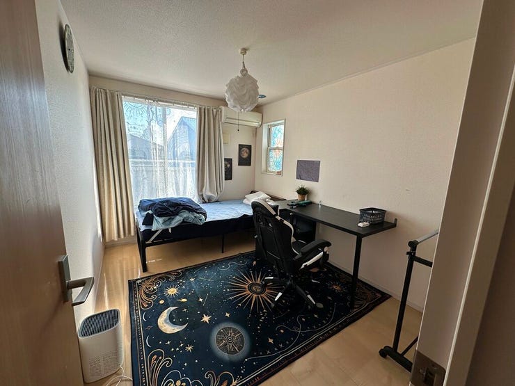 2階6帖洋室
バルコニーがあり窓が大きいため解放感と明るいお部屋