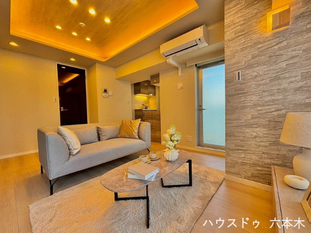 明るい窓から光が差し込む広々LDK。くつろぎと食事を兼ねた快適空間です。