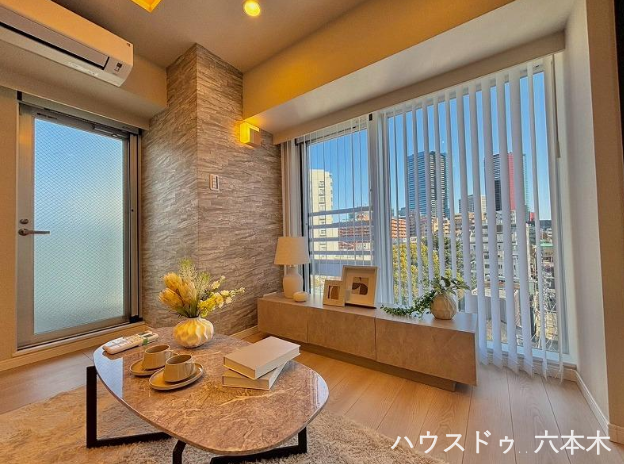 大きな窓から景色が一望できるリビングです。