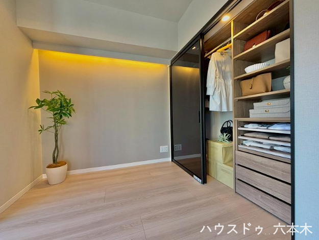 システム収納付き洋室。整理整頓しやすく、お部屋をすっきり使えます。