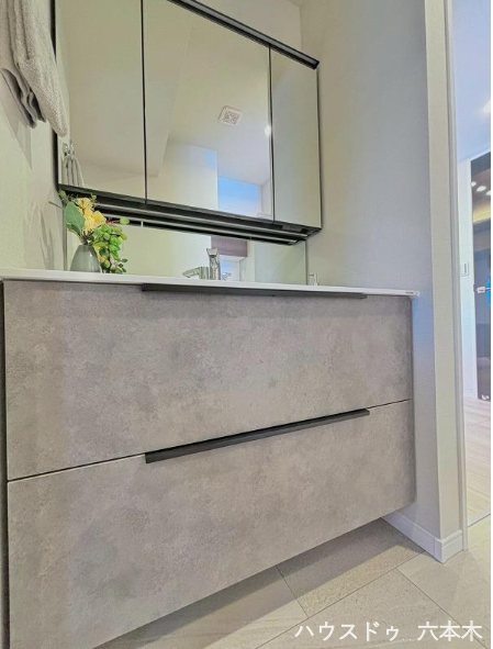 清潔感あふれる洗面所。三面鏡と収納付きで使いやすく、毎日の身支度も快適です。