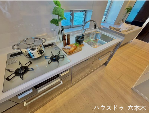 使いやすいキッチン。三口コンロで料理もスムーズにでき、収納も充実しています。