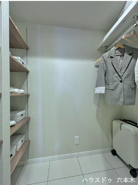 大容量のマルチウォークインクローゼット付き。衣類や季節用品もまとめて収納でき、お部屋をすっきり保てます。