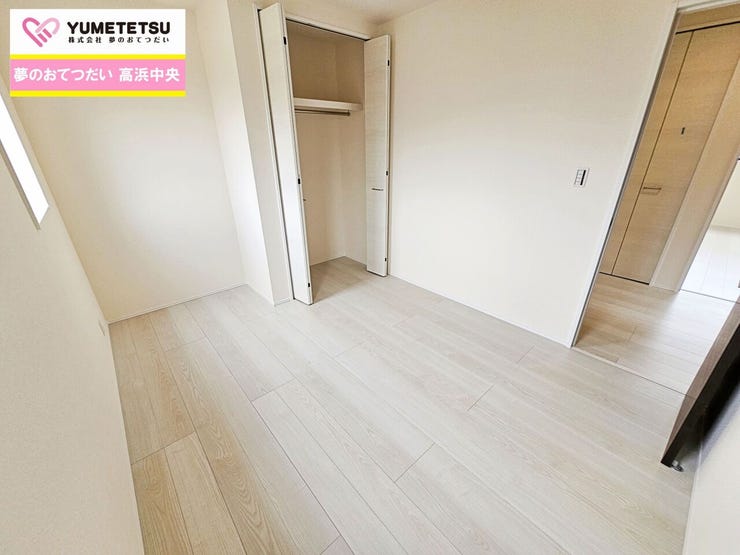 白と木目調を基調にした洋室は落ち着きますね。お部屋のコーディネートも楽しめます。広々とした居住空間は日々の暮らしを彩り、心のやすらぎと満足感を与えてくれます。