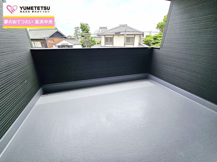 隅々まで陽が差し込み、お洗濯物も大きな布団もあっという間に乾きそう☆季節ものの大きな洗濯ものを干してもまだまだ余裕のある広いバルコニー☆