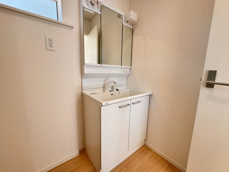 シャワー付きで髪の手入れやお掃除もラクラク。明るい照明付きで、毎日の身支度が楽しくなる清潔感溢れるパウダールームです。