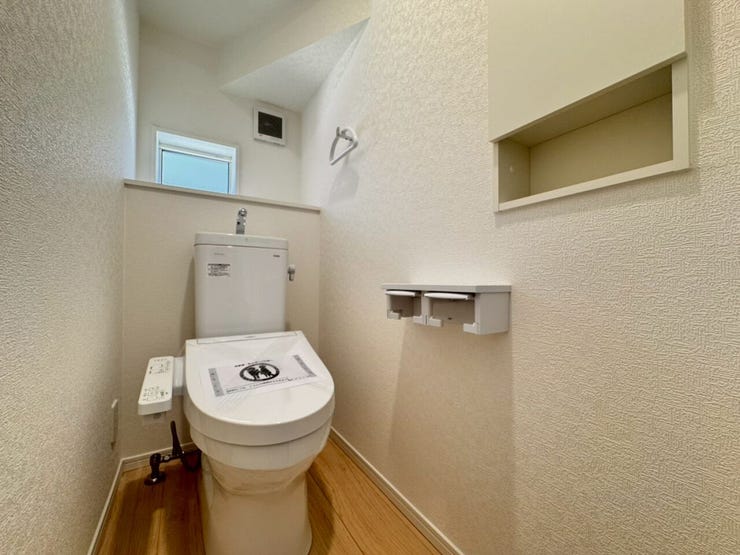 清潔感のあるホワイトで統一されたトイレ。温水洗浄便座付きなのはもちろん、小窓が付いているので、いつでも自然換気ができて引きこもりがちな湿気やニオイも気になりません。