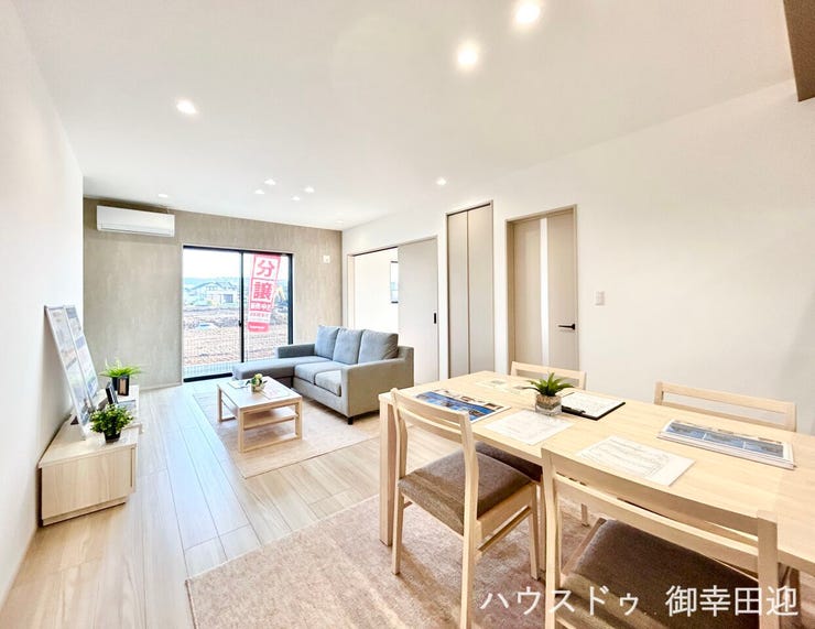 ■安らぎと笑顔の中心地■陽光が優しく降り注ぎ、会話が自然と弾む。ここでは、毎日が特別な時間へと変わります。