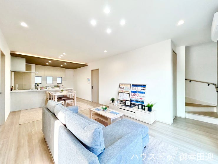 ■安らぎと笑顔の中心地■陽光が優しく降り注ぎ、会話が自然と弾む。ここでは、毎日が特別な時間へと変わります。