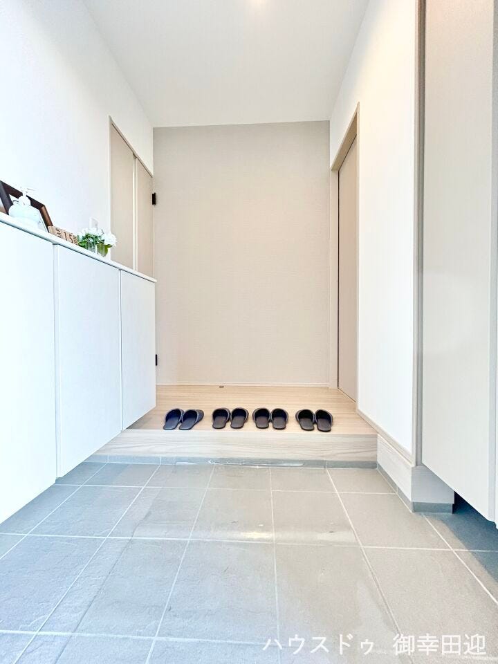 ■「しまう」が叶える美しい玄関■大容量のシューズボックスがあることでいつも整理された、気持ちの良い「家の顔」を保てます。