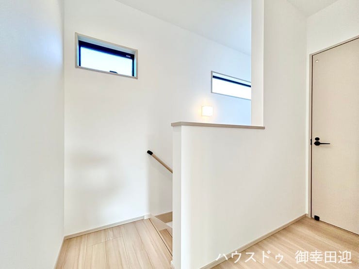 ■暮らしを繋ぐ、明るい動線■採光窓から光が差し込み、足元を優しく照らす。安全で快適な、家族の生活を支える縦の繋がりです。