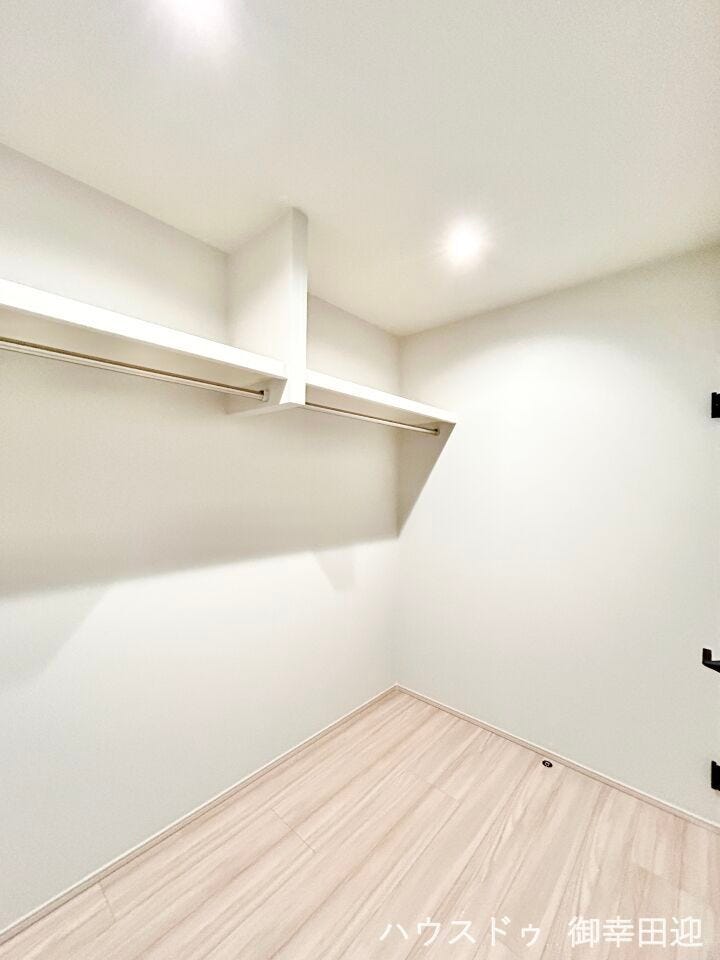 ■2階8.0帖洋室WIC■衣類から小物まで一ヶ所に集約。整理整頓がしやすく、毎日のコーディネートが楽しくなるゆとりの収納です。