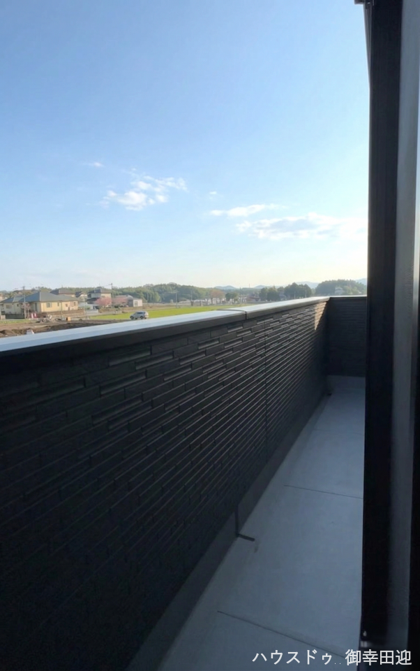 ■空の下の開放的な特等席■日光浴や読書、外の空気を感じながらリフレッシュ。暮らしを豊かにする、もう一つの心地よい空間です。