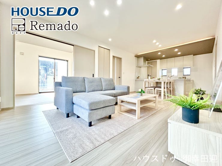 【リビング】
■家族の笑顔が集う中心地■お気に入りの家具を迎え、窓からは心地の良い光が差し込みます。