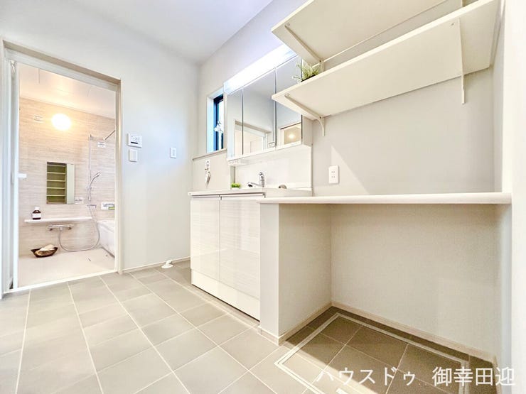 ■清々しいリフレッシュ空間■自分を磨き、気持ちを切り替える。心地よい光が差し込むプライベートスペース。