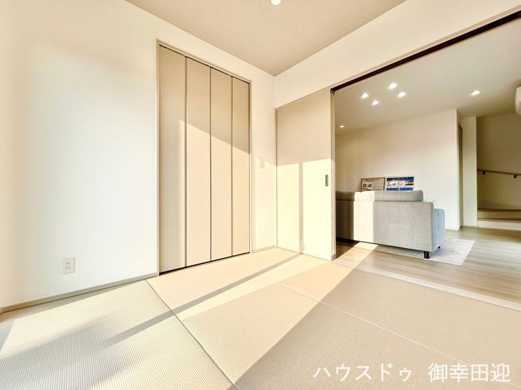 ■1階4.5帖和室■ゲストをもてなし、昼寝や家事にも使える、畳のぬくもりが心地よい多目的万能スペース。