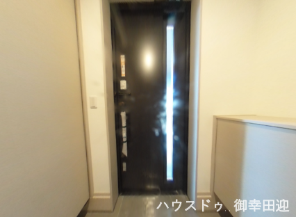 ■「ただいま」の安堵をくれる場所■訪れる人を迎え入れ、帰るたびにホッと一息つける、明るく機能的なエントランス。