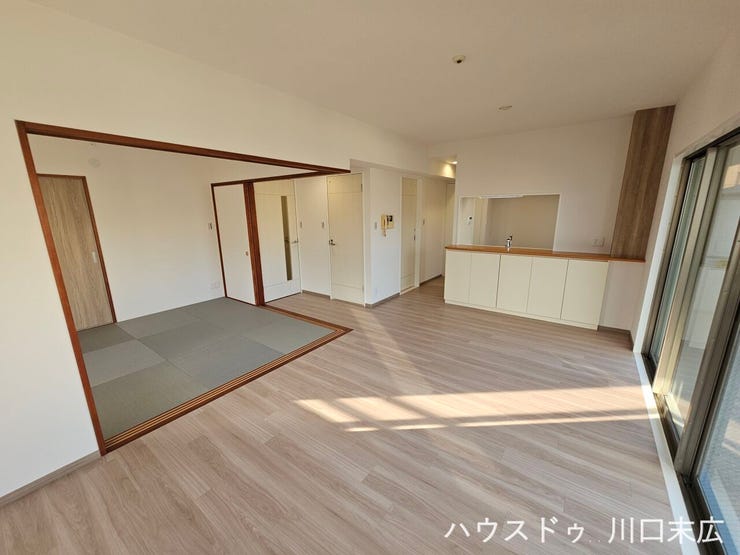隣接する空間の建具を開放することで、より一体感のある団らんの場を演出できる設計です。木目調の床材が落ち着いた温もりを与え、家族の時間を豊かに彩ります。