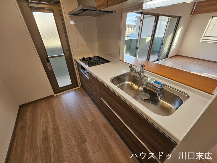 家事の合間も家族とのコミュニケーションが弾む対面式システムキッチン。継ぎ目の少ないワークトップとゆとりあるシンクを備え、毎日の調理やお手入れを快適にサポートします。