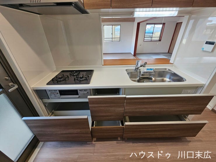 複数口のガスコンロを備え、多彩な料理を効率よく楽しめるキッチン空間です。足元まで無駄なく活用できるスライド式収納を採用し、調理器具をすっきりと整理できます。