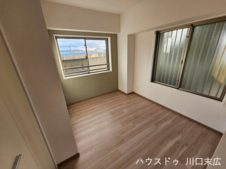 複数の窓を備え、風通しの良い快適な居住空間を実現する洋室。建具と色調を合わせたフローリングが、どのようなインテリアにも馴染む汎用性の高いプライベート空間です。