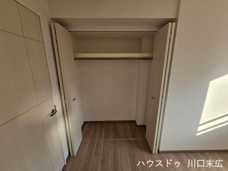 丈の長いコートやワンピースもすっきりと収まる機能的なクローゼット。上部の棚にはバッグや帽子などの小物を整理でき、毎日のコーディネートを快適にサポートします。