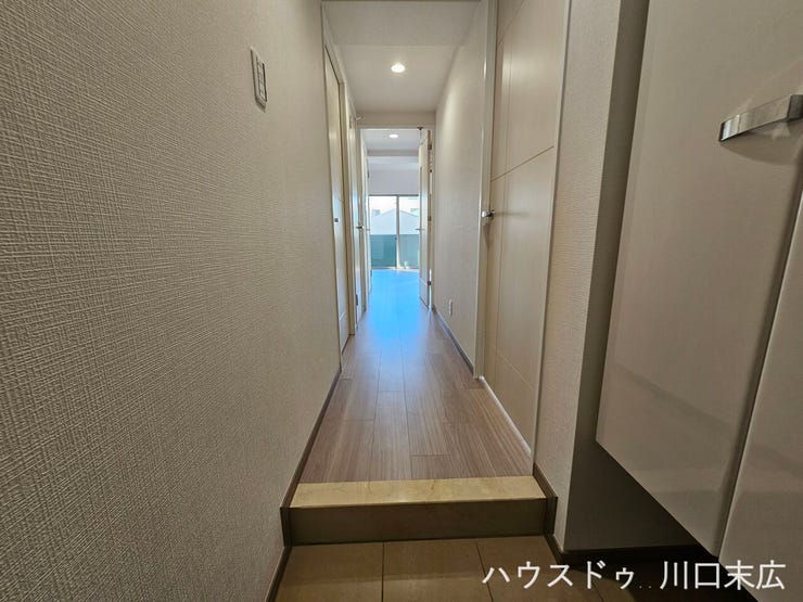 玄関から室内へと続く、落ち着いた色合いのフラットな動線。収納力のあるシューズボックスを備えており、家族の靴をすっきりと整理して美しいエントランスを保てます。