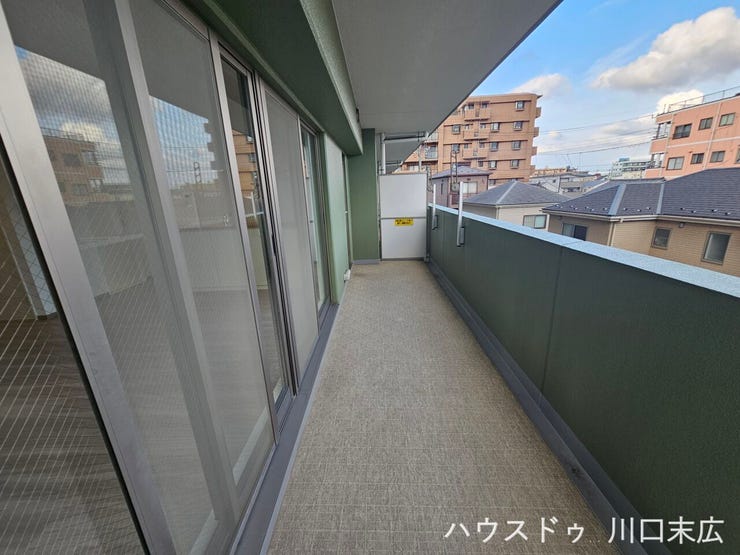 洗濯物や布団をしっかりと干すことができる、奥行きを備えたバルコニー。手すり壁が外からの視線を適度に遮り、プライバシーを守りながら開放的な屋外空間を活用できます。