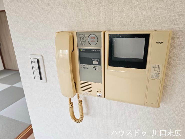 来訪者の顔と音声を室内から事前に確認できるモニター付きインターホン。不審者の侵入リスクを抑え、日々の暮らしに確かな安心をもたらす欠かせない防犯設備です。