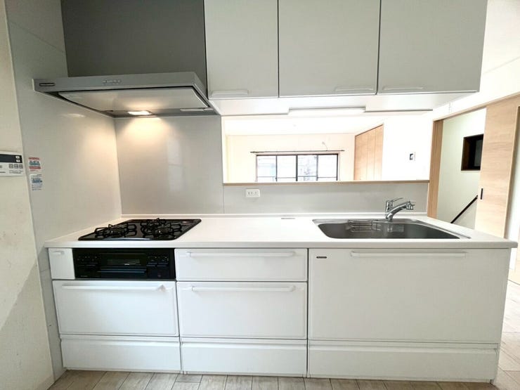 白基調のカウンターシステムキッチン
キッチンからリビングを見渡せて安心です♪