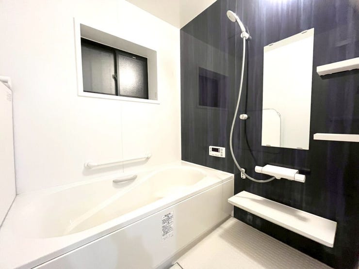 足を伸ばしてくつろぎのバスタイムをお過ごしください♪
小窓もついていて換気もバッチリです