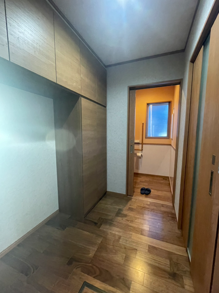 解放感のあるトイレ、浴室前スペース