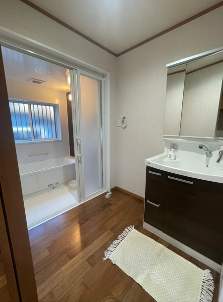 フローリングの色合いと統一感があり、清潔感のある洗面台