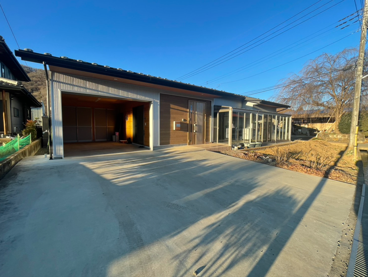 インナーガレージ有り。他に車2台駐車可能