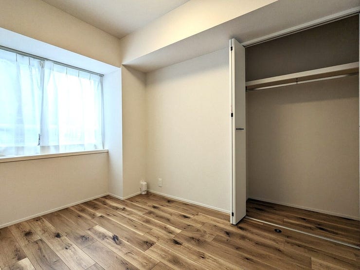 【洋室1】
洋室全てのお部屋にクローゼットが設置されているので安心です(^^♪