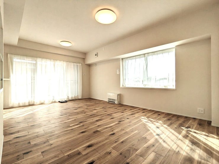 【リビングダイニング】
リビングダイニンには南側バルコニーからと西側窓から陽ざしが入るので、明るい朝を迎えることができます(^^♪