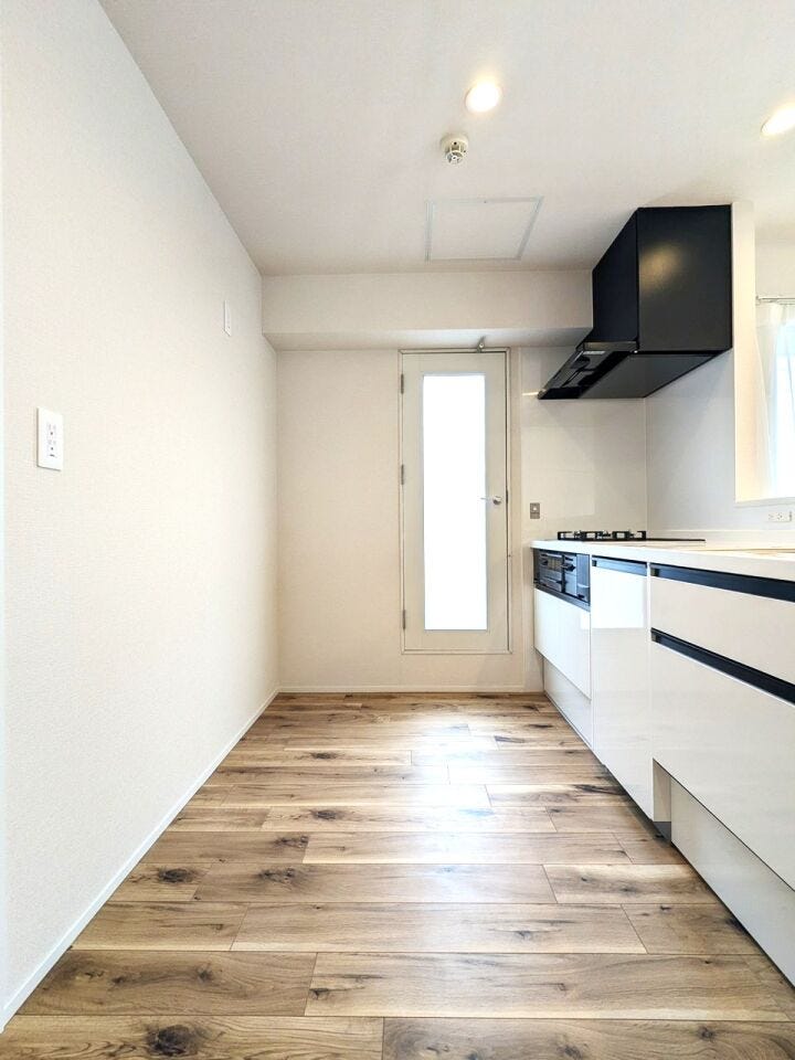 【キッチン】
キッチンからもバルコニーに出入りができます(^^♪