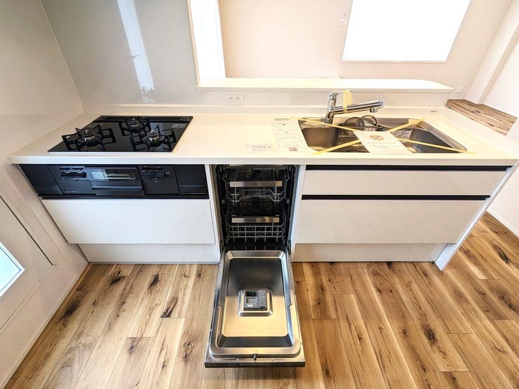 【キッチン】
キッチンはカウンターキッチンなので家族と会話をしながら料理が楽しめ、後片付けは食洗器が手伝ってくれます(^^♪