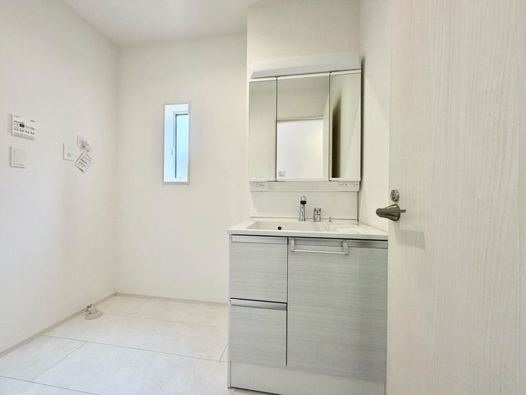 開けると大容量の収納、閉めると3面鏡で見た目もすっきり♪