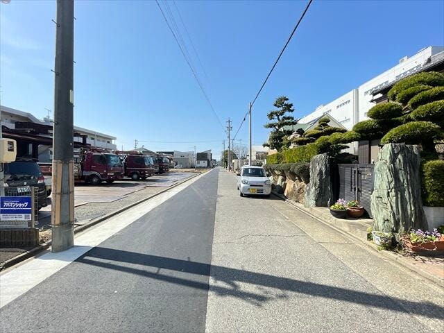 幅員約6.5mの前面道路です。道路幅が広いので、向かいの住宅とも距離があるため日当たりも確保しやすいです。