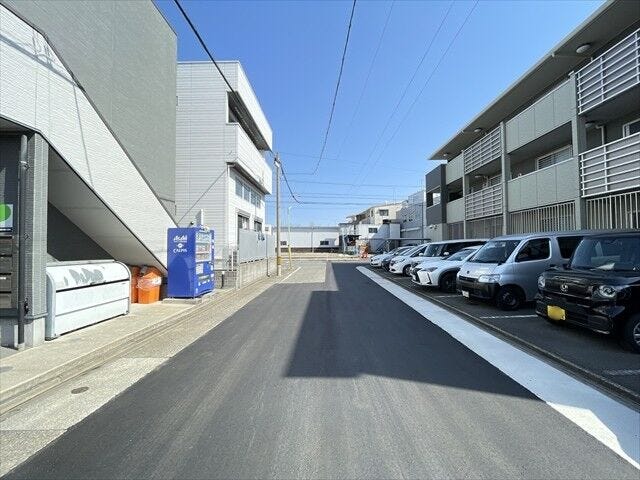 幅員約6.5mの前面道路です。道路幅にゆとりがあるので、車種を選びません。大きめの車を乗りたい方にもオススメです。