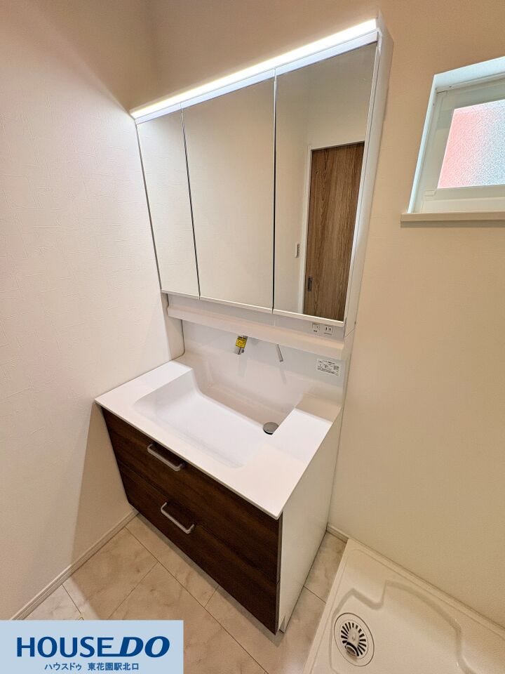 洗面ボウルとカウンターが一体型でお手入れがしやすく、上部からのLED照明が手元を明るく照らします!シャワー付きの水栓は、朝の身支度やボウルの掃除にも便利♪木目調のデザインが清潔感のある空間を作ります!