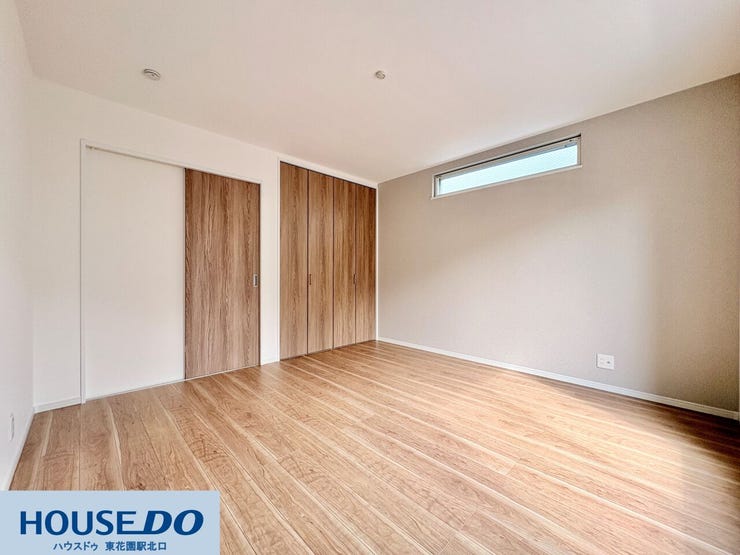 ナチュラルな色合いのフローリングと、アクセントクロスが調和した室内♪天井近くに配置された横長の窓は、外からの視線を遮りつつ光を取り込みます!壁一面のクローゼットで、衣類や荷物も十分に収納可能です♪