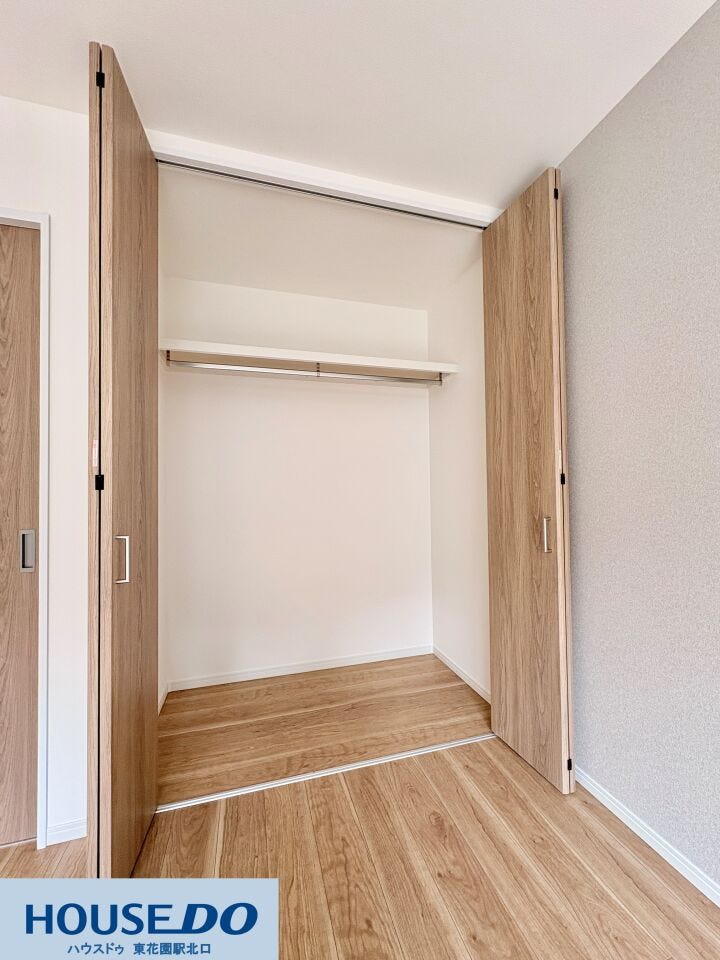枕棚とハンガーパイプが備わっており、丈の長い衣類もシワを抑えて保管できます!!扉が大きく開く折れ戸タイプなので、中の荷物を一目で見渡せて出し入れもスムーズです♪